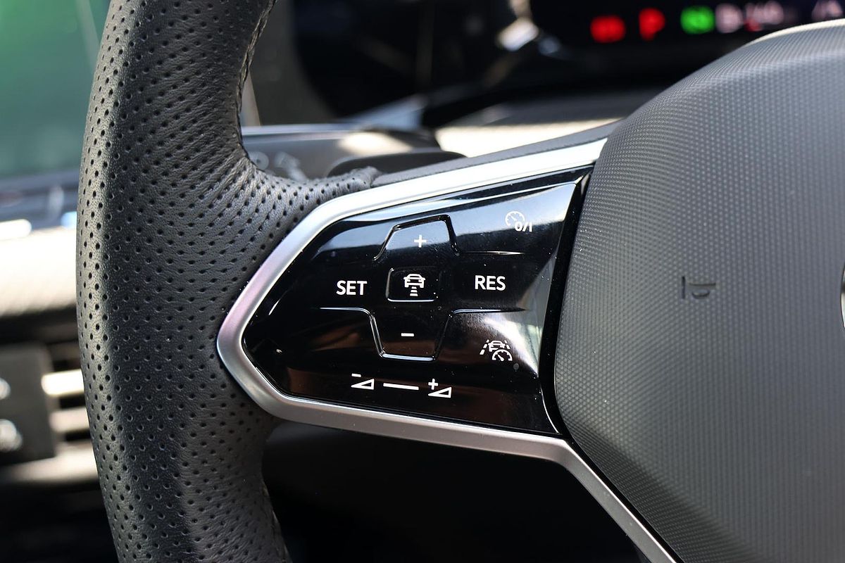 2024 Volkswagen Golf 110TSI R-Line 8