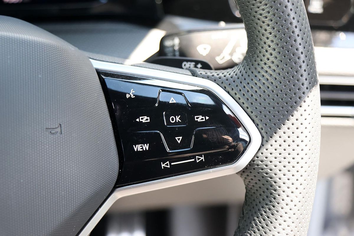 2024 Volkswagen Golf 110TSI R-Line 8