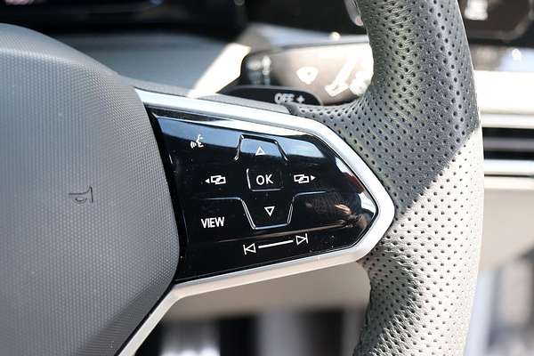 2024 Volkswagen Golf 110TSI R-Line 8