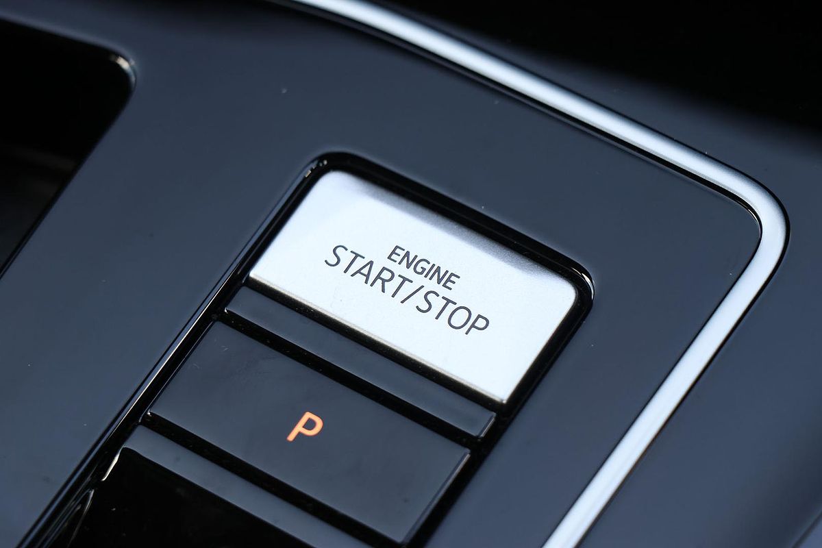 2024 Volkswagen Golf 110TSI R-Line 8