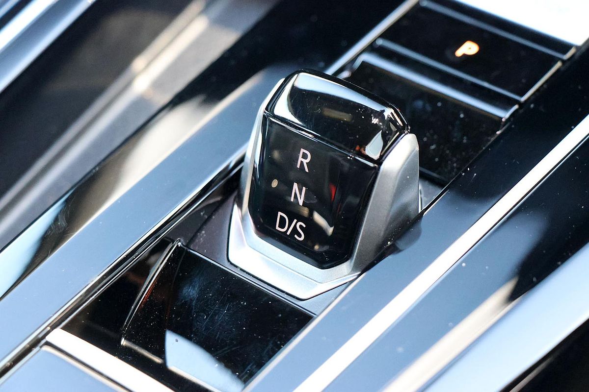 2024 Volkswagen Golf 110TSI R-Line 8