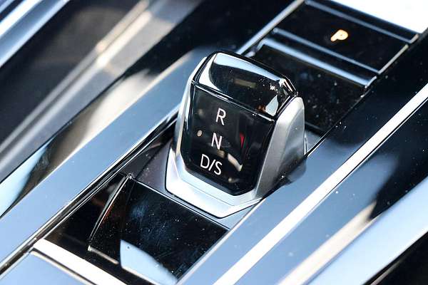 2024 Volkswagen Golf 110TSI R-Line 8