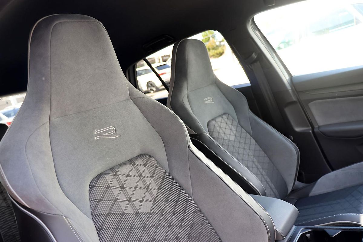 2024 Volkswagen Golf 110TSI R-Line 8