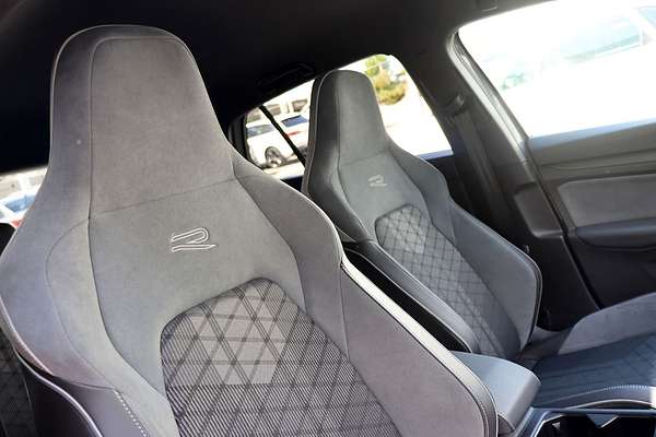 2024 Volkswagen Golf 110TSI R-Line 8