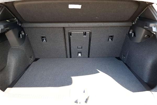 2024 Volkswagen Golf 110TSI R-Line 8