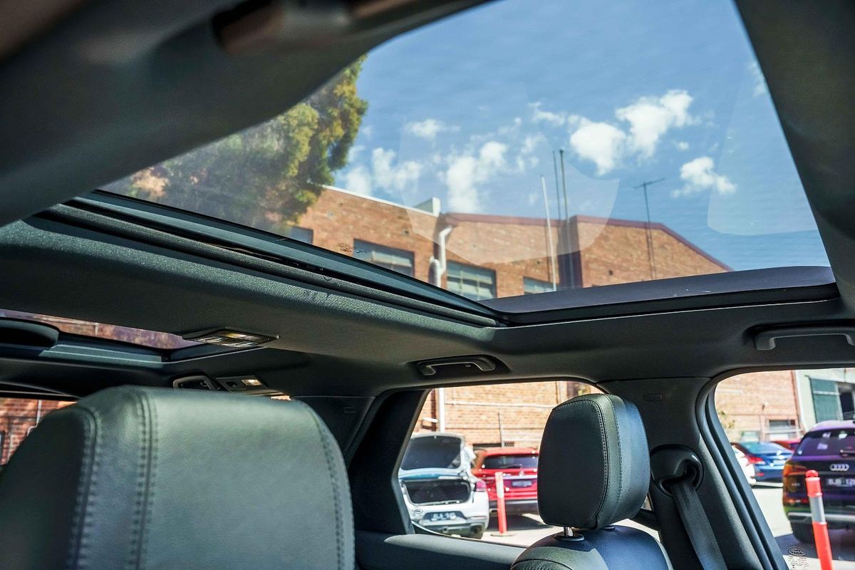 2019 Land Rover Discovery SD6 SE Series 5