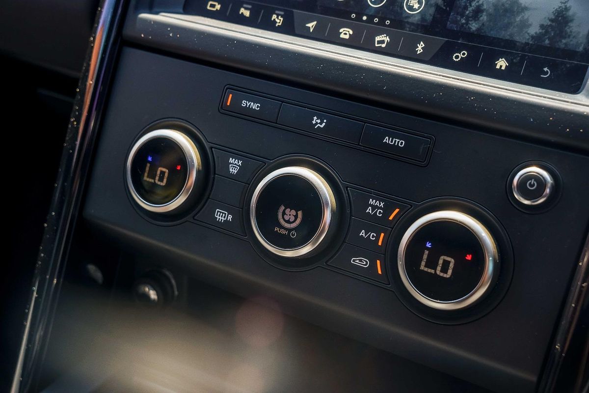 2019 Land Rover Discovery SD6 SE Series 5