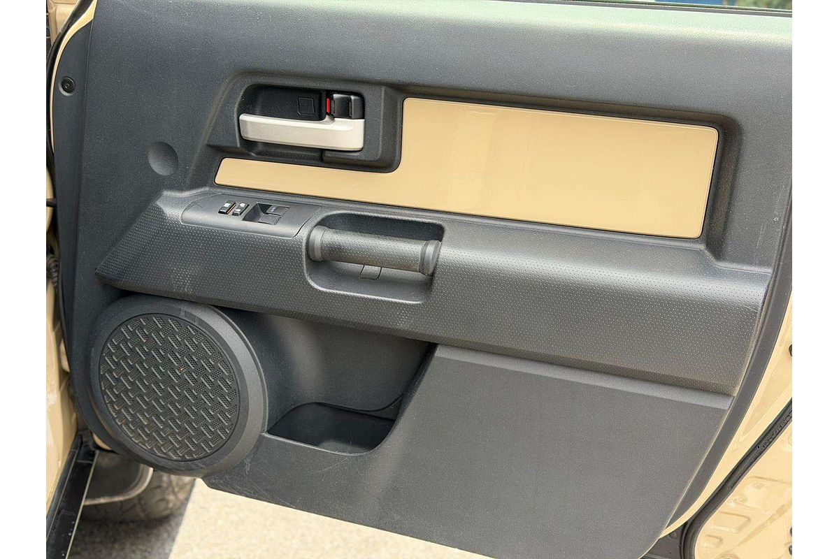 2012 Toyota FJ Cruiser  GSJ15R