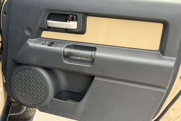 2012 Toyota FJ Cruiser  GSJ15R