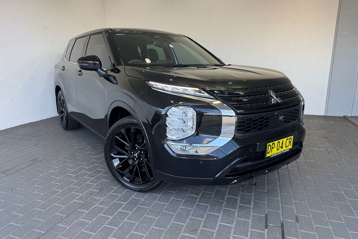 2023 Mitsubishi Outlander LS Black Edition ZM