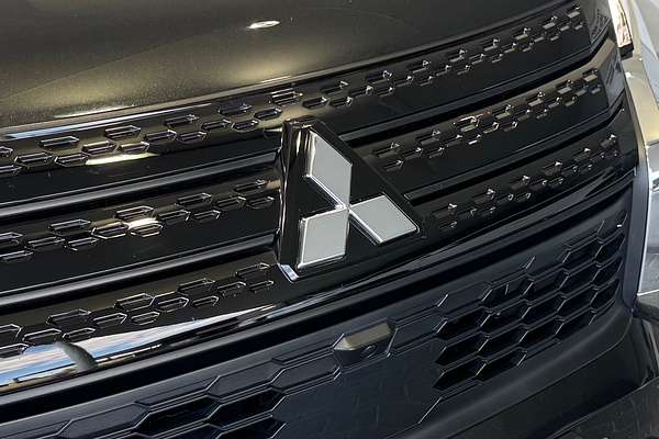 2023 Mitsubishi Outlander LS Black Edition ZM