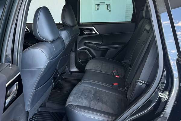 2023 Mitsubishi Outlander LS Black Edition ZM