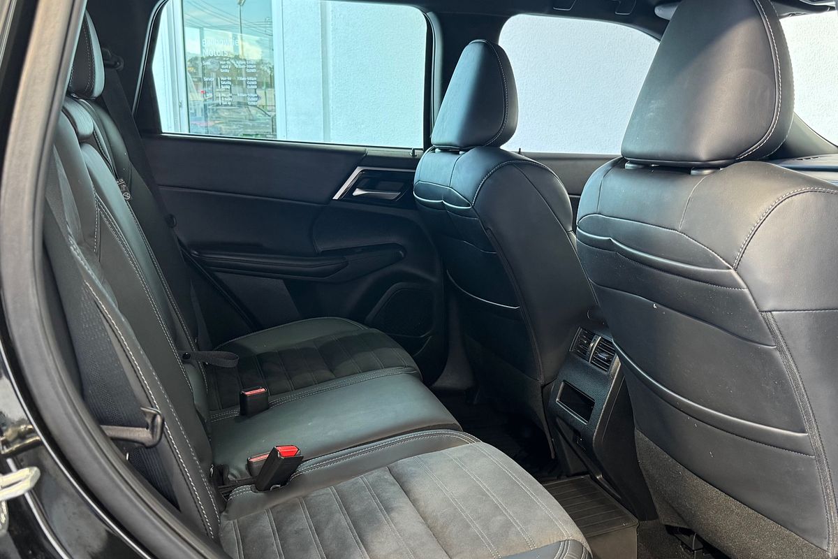 2023 Mitsubishi Outlander LS Black Edition ZM