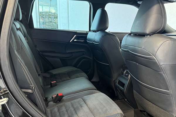 2023 Mitsubishi Outlander LS Black Edition ZM