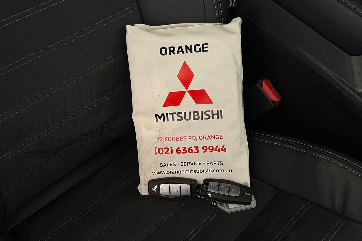 2023 Mitsubishi Outlander LS Black Edition ZM