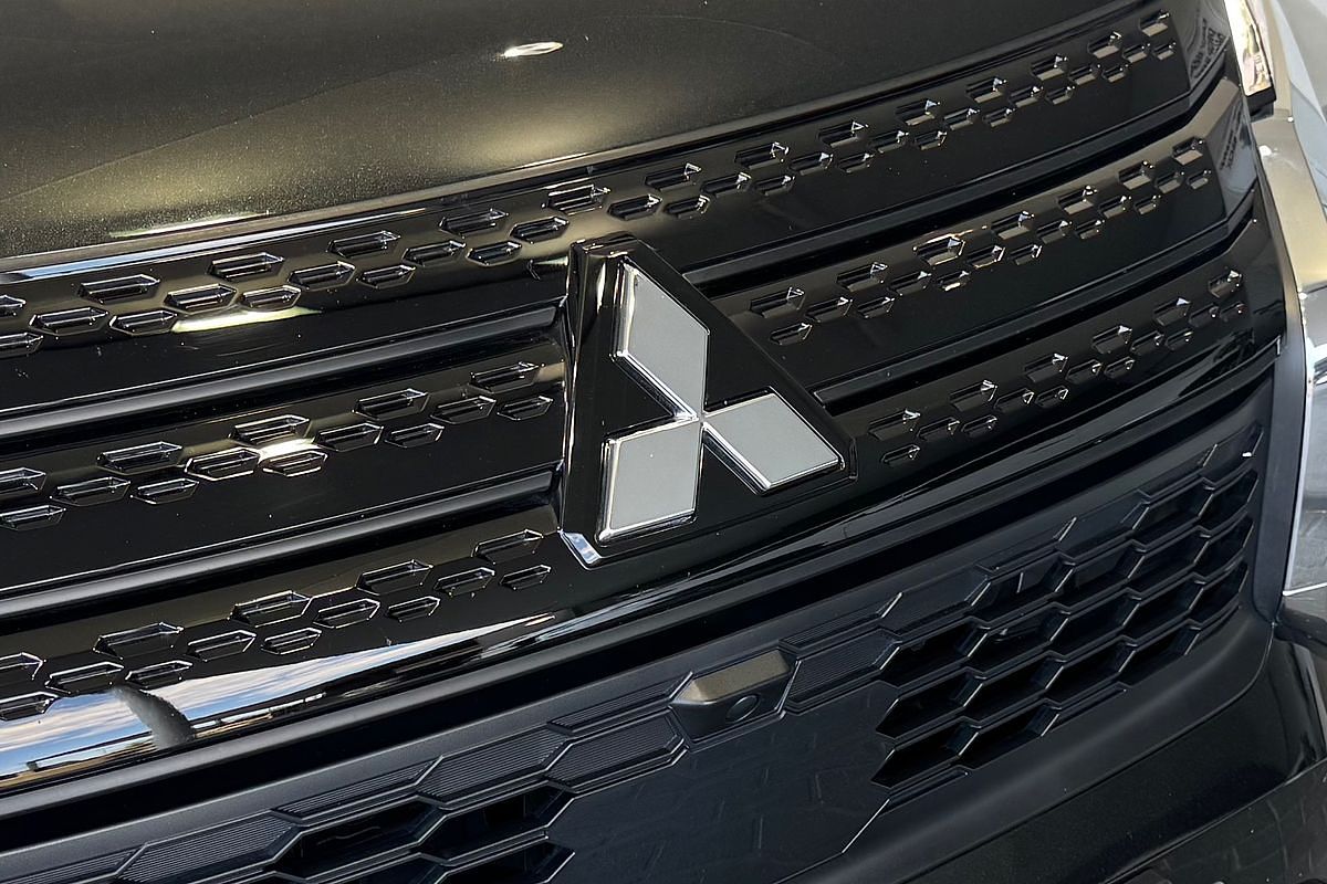2023 Mitsubishi Outlander LS Black Edition ZM