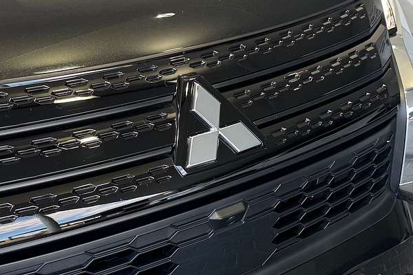 2023 Mitsubishi Outlander LS Black Edition ZM