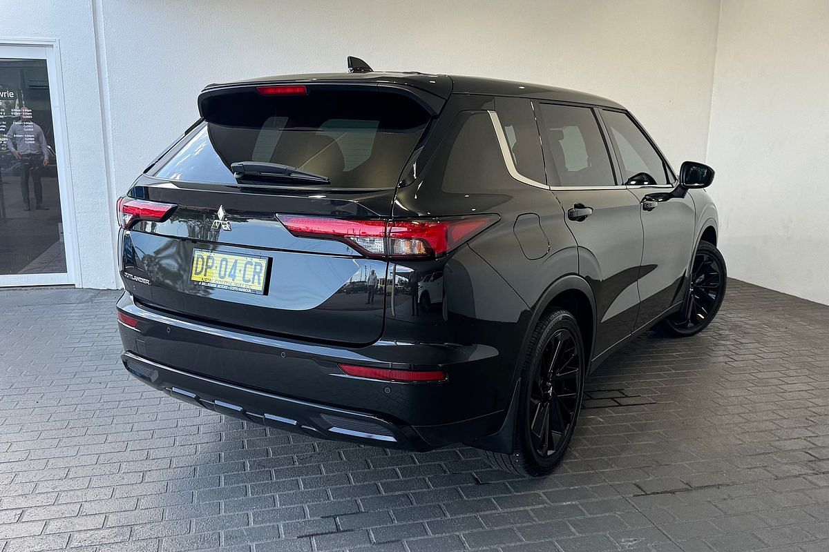 2023 Mitsubishi Outlander LS Black Edition ZM