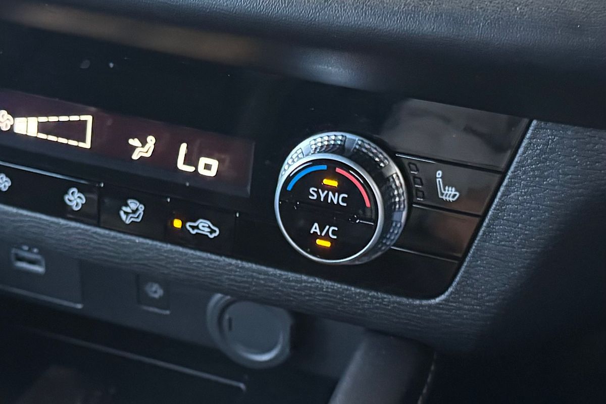 2023 Mitsubishi Outlander LS Black Edition ZM