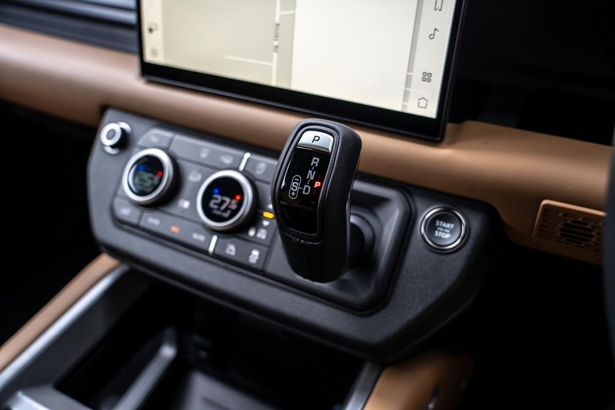 2025 Land Rover Defender 110 P400 X-Dynamic HSE L663