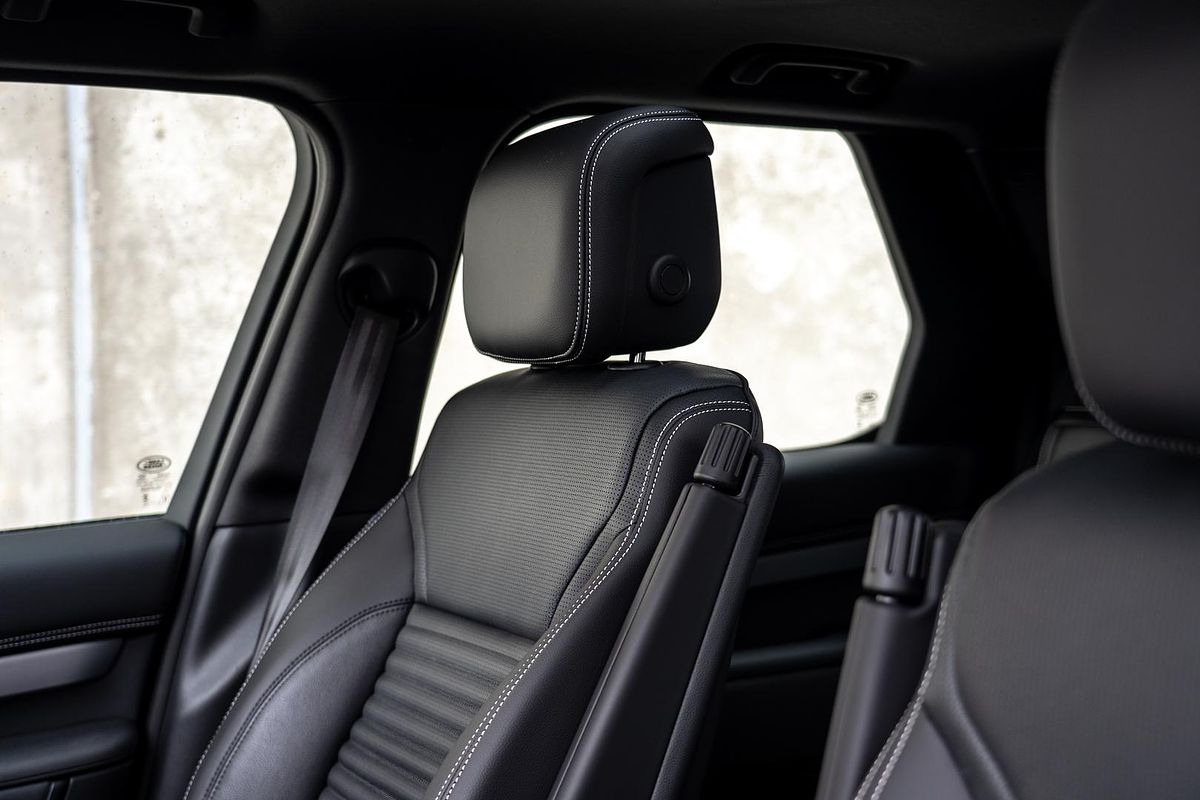 2025 Land Rover Discovery D350 Dynamic SE Series 5