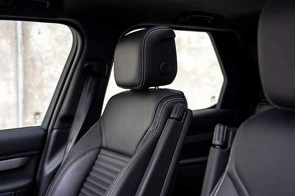 2025 Land Rover Discovery D350 Dynamic SE Series 5