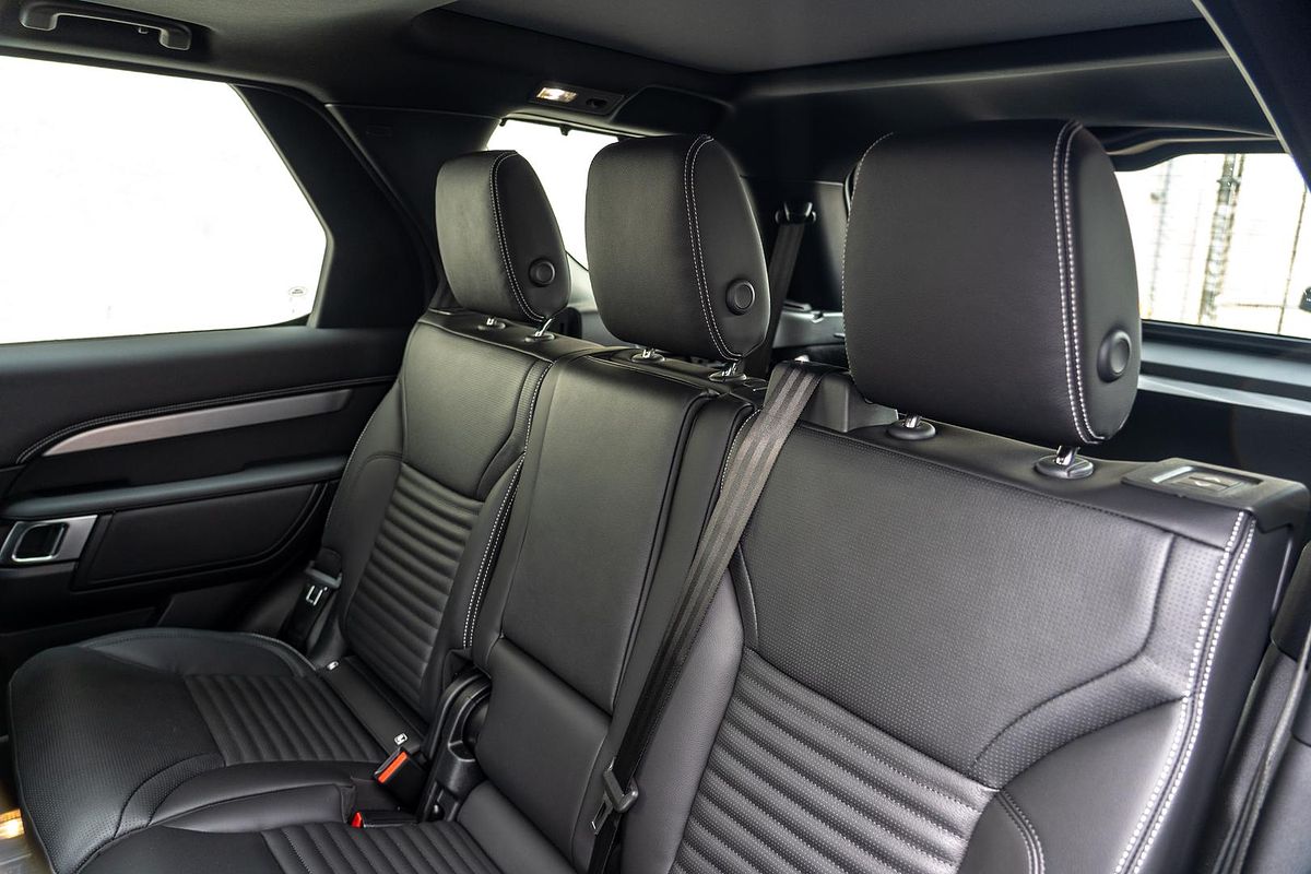 2025 Land Rover Discovery D350 Dynamic SE Series 5