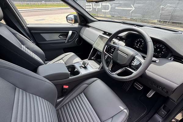 2025 Land Rover Discovery Sport P300e Dynamic SE L550