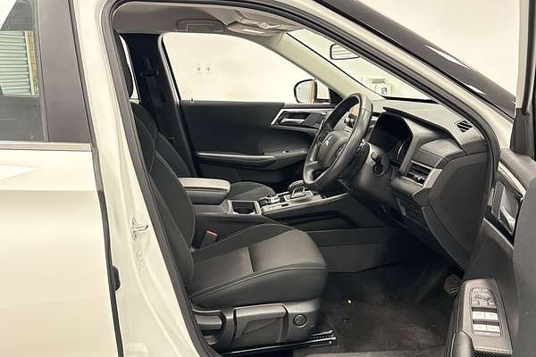 2023 Mitsubishi Outlander ES ZM