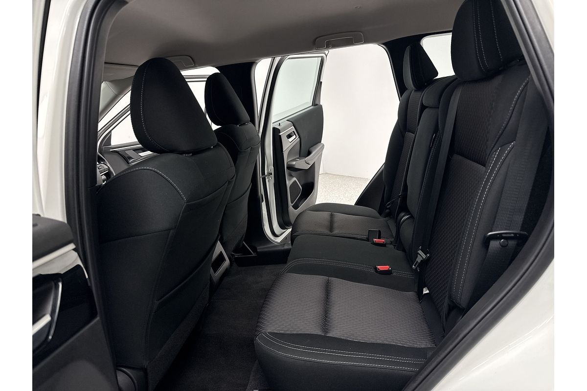 2023 Mitsubishi Outlander ES ZM