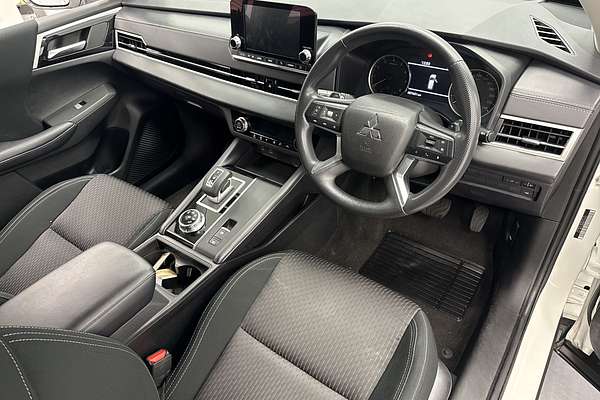 2023 Mitsubishi Outlander ES ZM