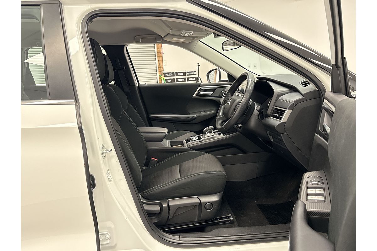 2023 Mitsubishi Outlander ES ZM