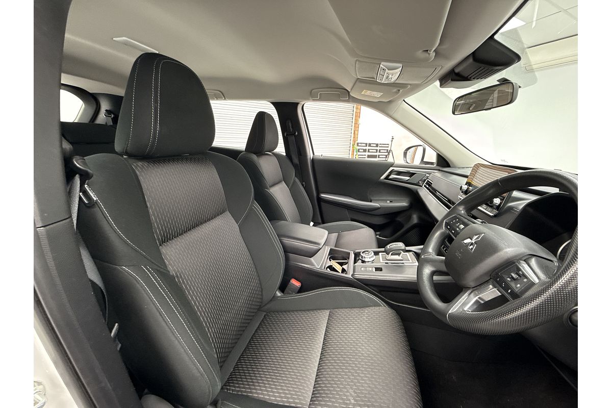 2023 Mitsubishi Outlander ES ZM