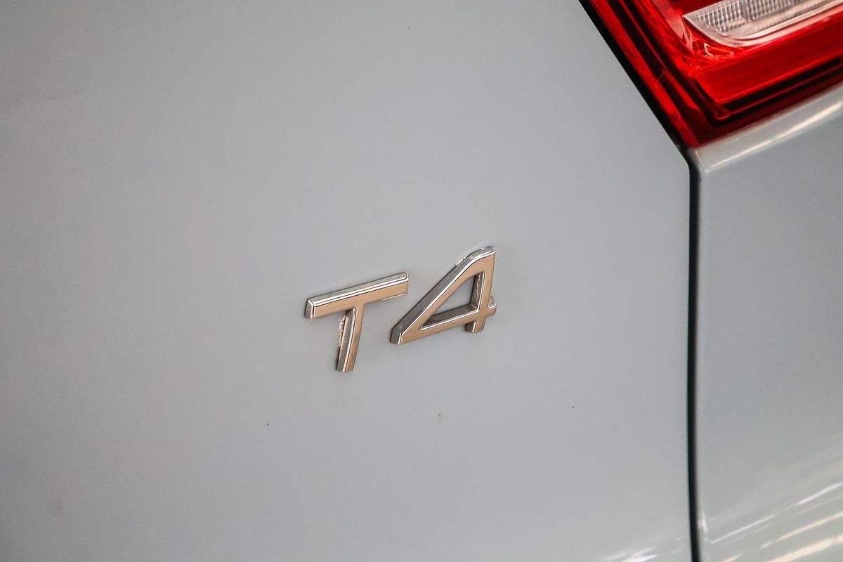 2019 Volvo XC40 T4 Momentum