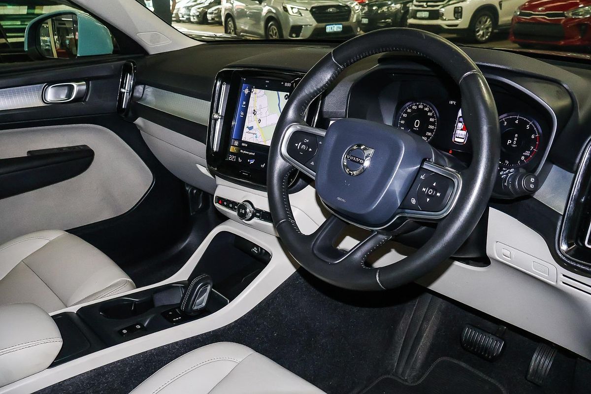 2019 Volvo XC40 T4 Momentum