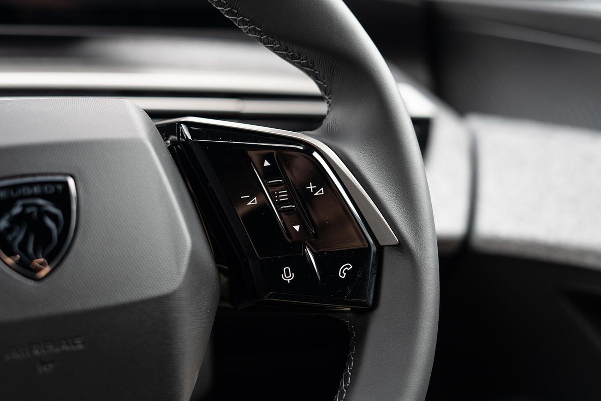 2025 Peugeot 3008 Allure Hybrid P64