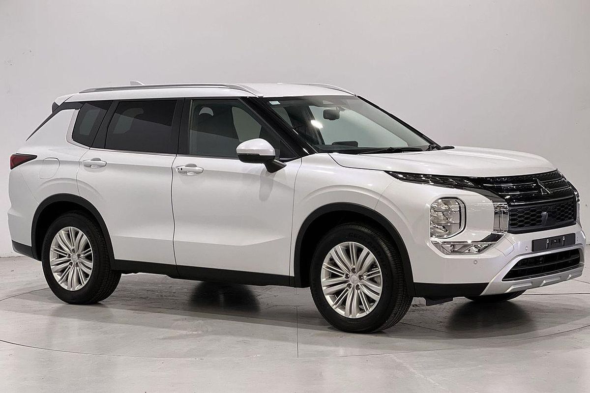 2024 Mitsubishi Outlander LS ZM