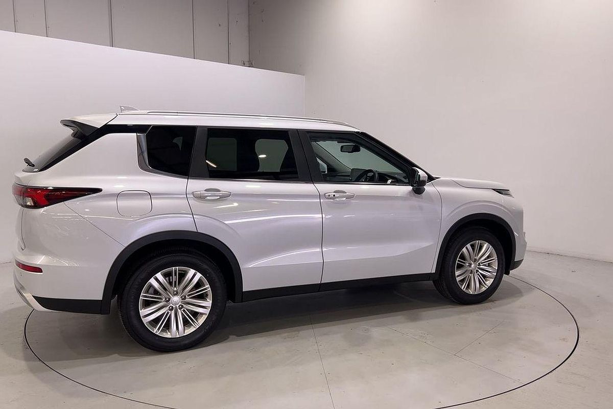 2024 Mitsubishi Outlander LS ZM