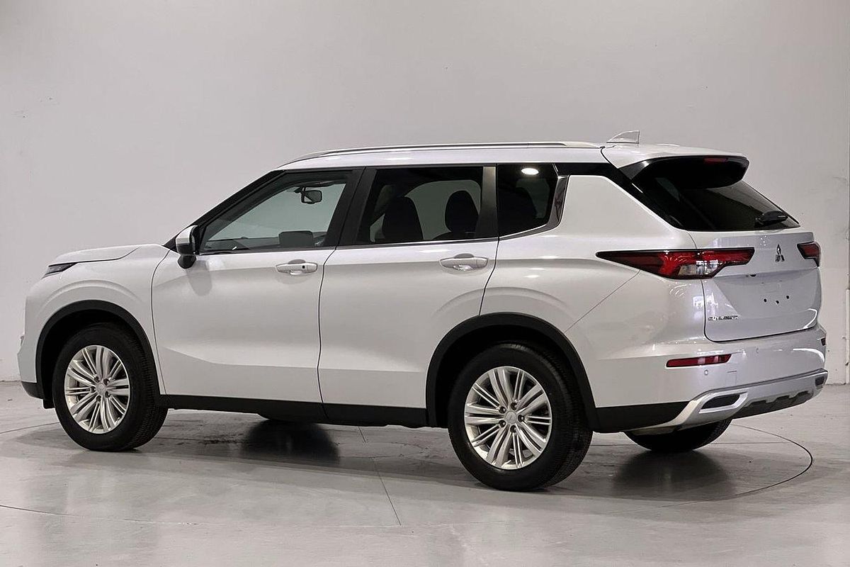 2024 Mitsubishi Outlander LS ZM