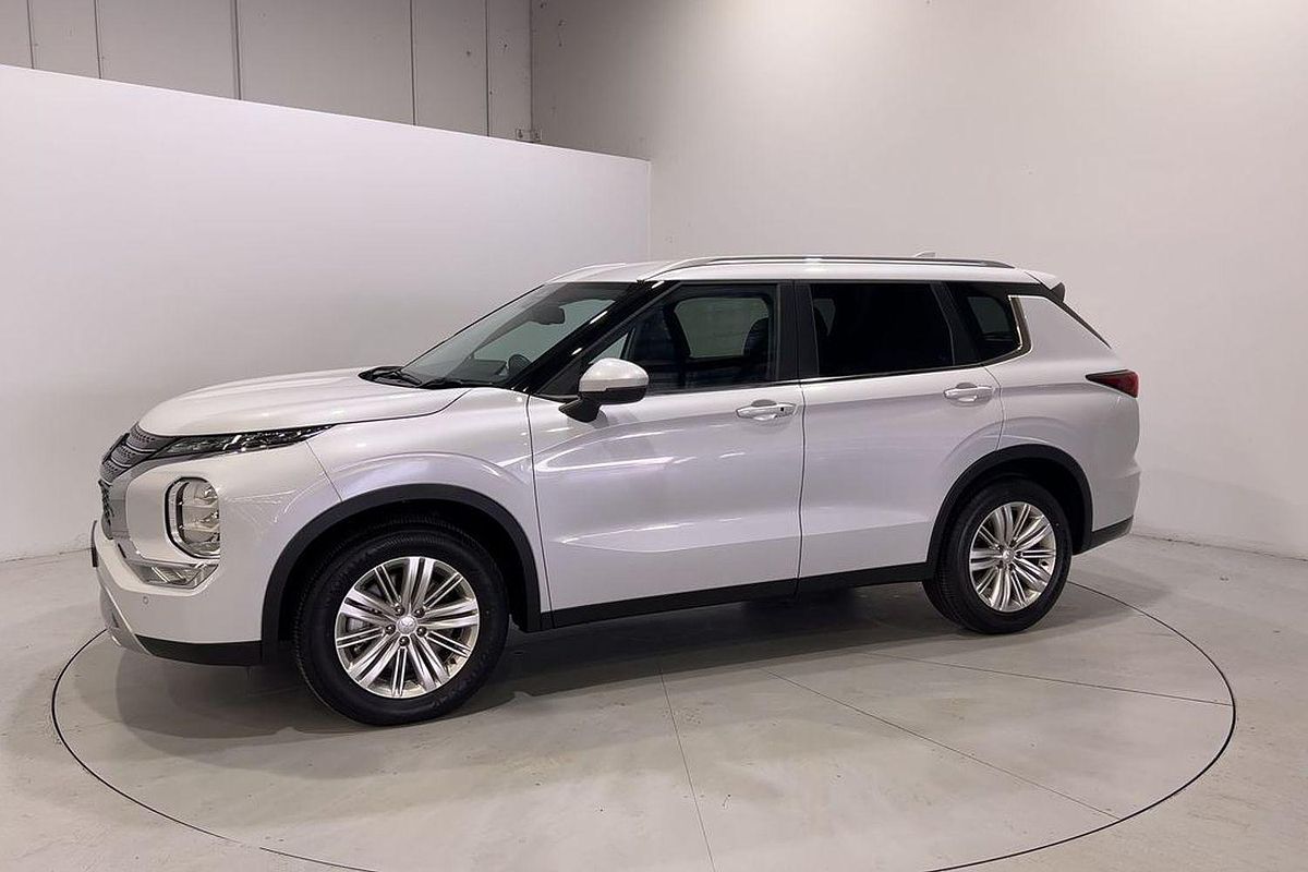 2024 Mitsubishi Outlander LS ZM