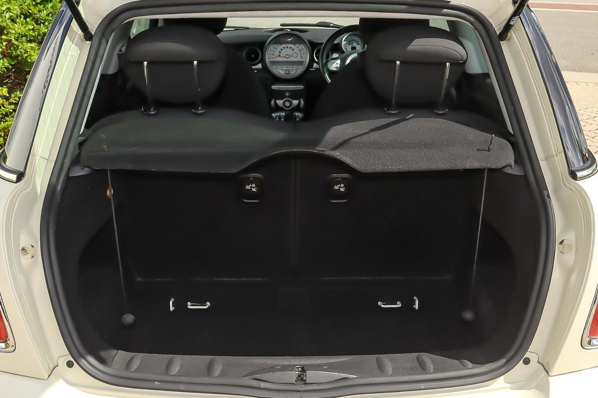 2010 MINI Hatch Cooper D R56