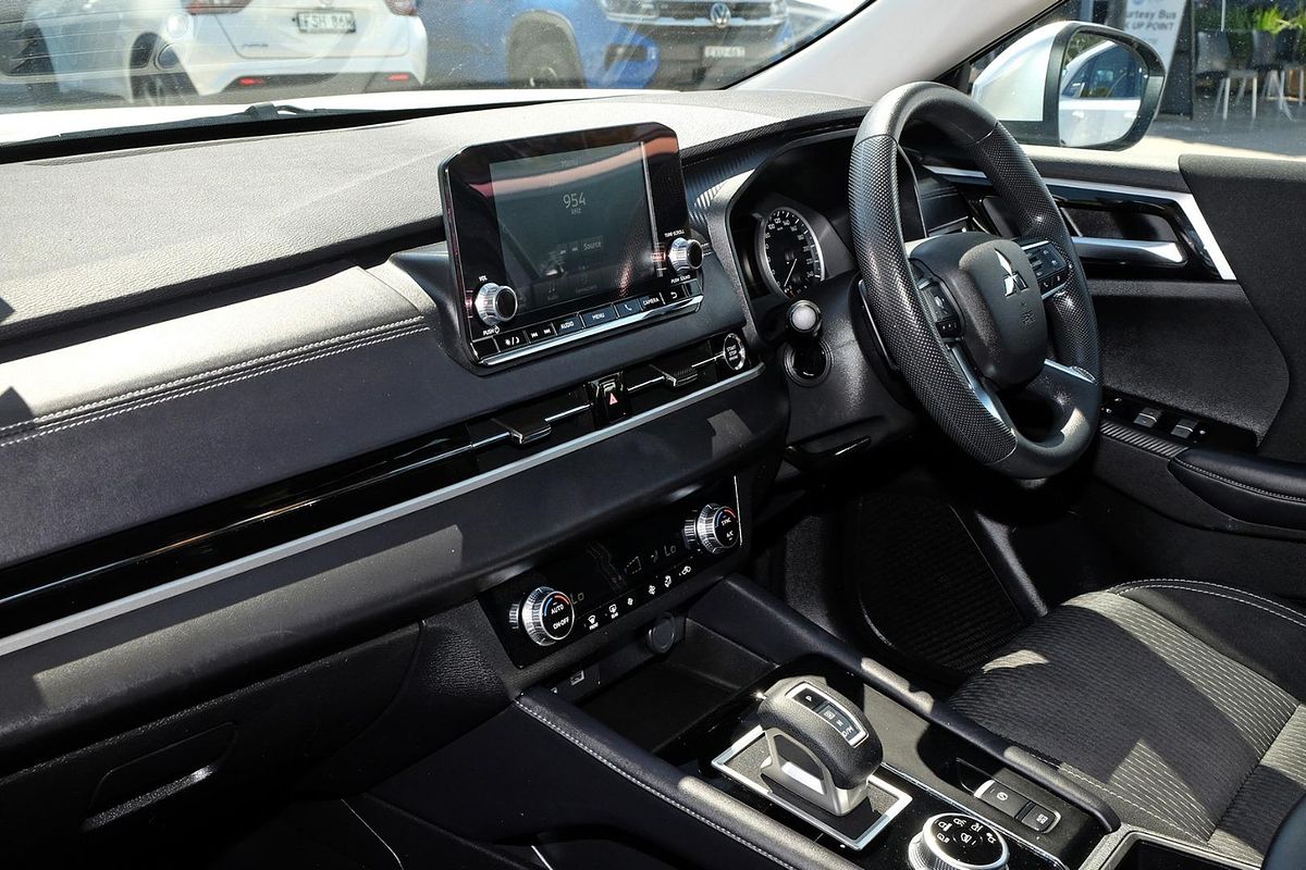 2024 Mitsubishi Outlander ES ZM