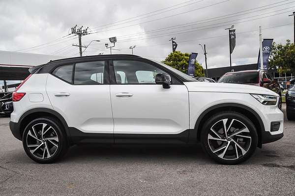 2022 Volvo XC40 T5 R-Design