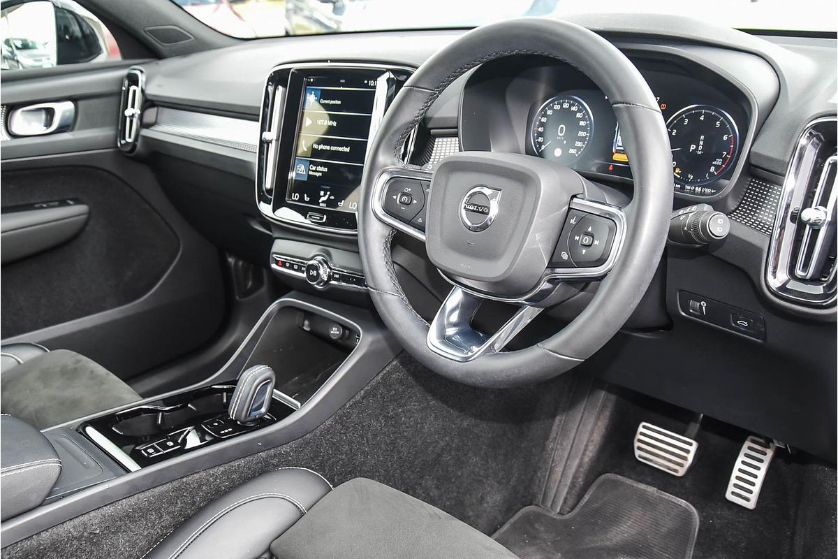 2022 Volvo XC40 T5 R-Design