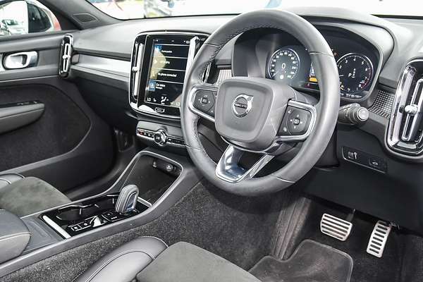 2022 Volvo XC40 T5 R-Design