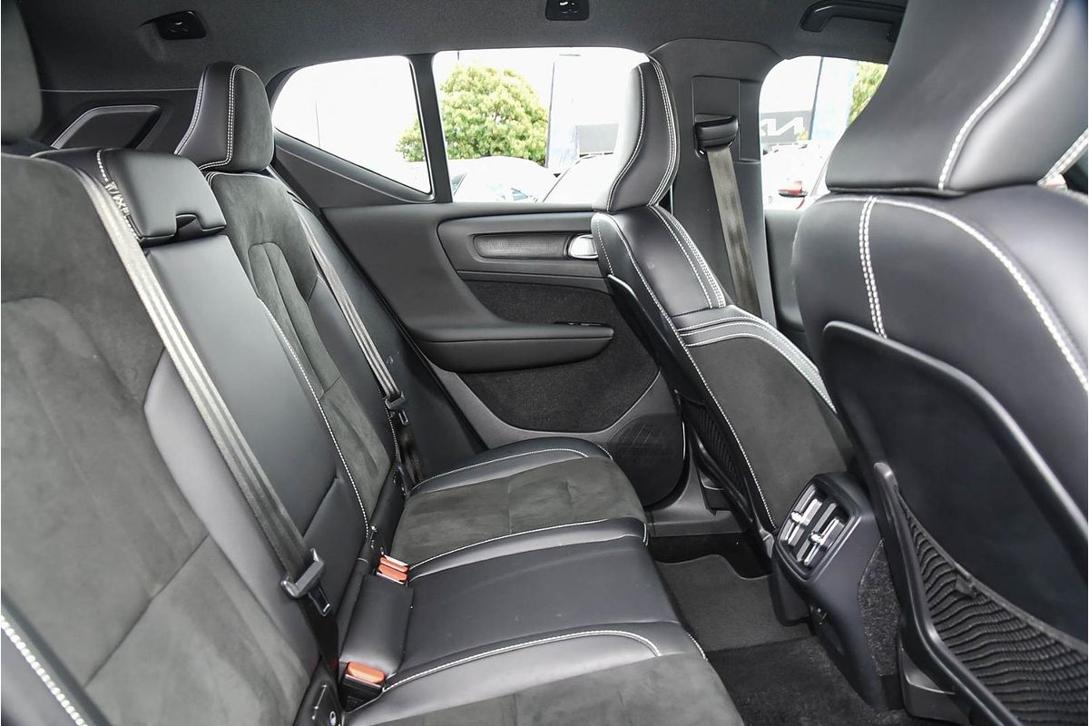 2022 Volvo XC40 T5 R-Design