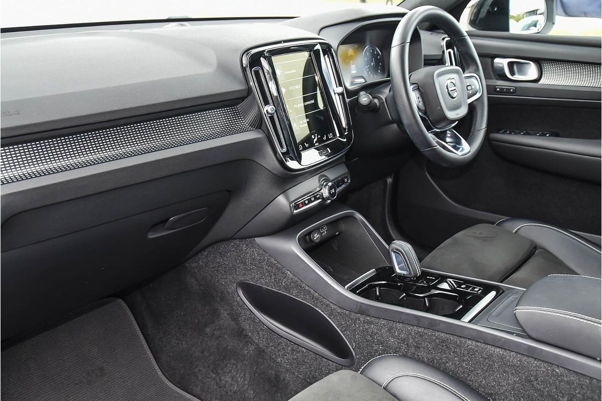 2022 Volvo XC40 T5 R-Design