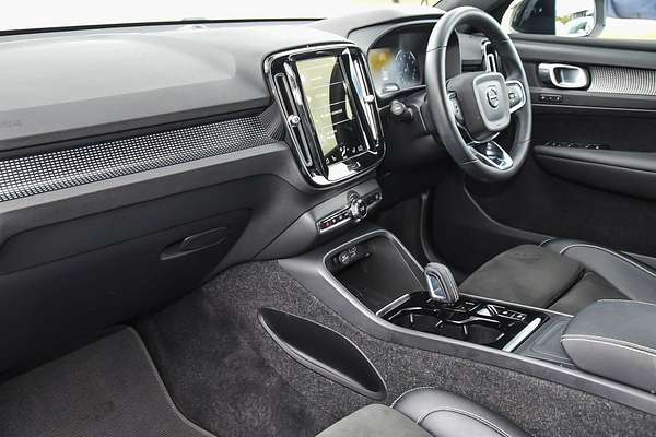 2022 Volvo XC40 T5 R-Design
