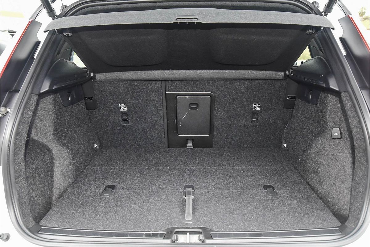 2022 Volvo XC40 T5 R-Design