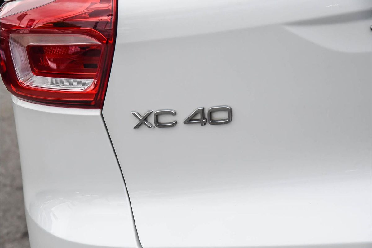 2022 Volvo XC40 T5 R-Design